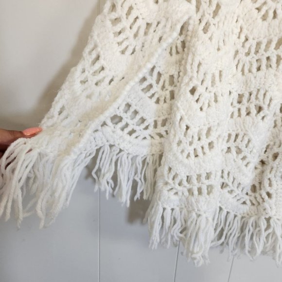 Vintage Crochet Shawl Poncho 70s Witchy Boho bohemian Cottagecore White Fringe - Picture 4 of 8
